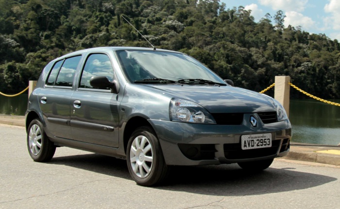 Renault Clio 1.0 (etanol/gasolina): 9,1/13,1 km/l (cidade) e 9,6/14,3 km/l (estrada). A versão com direção hidráulica tem desempenho de 9,5/14,3 km/l (cida...